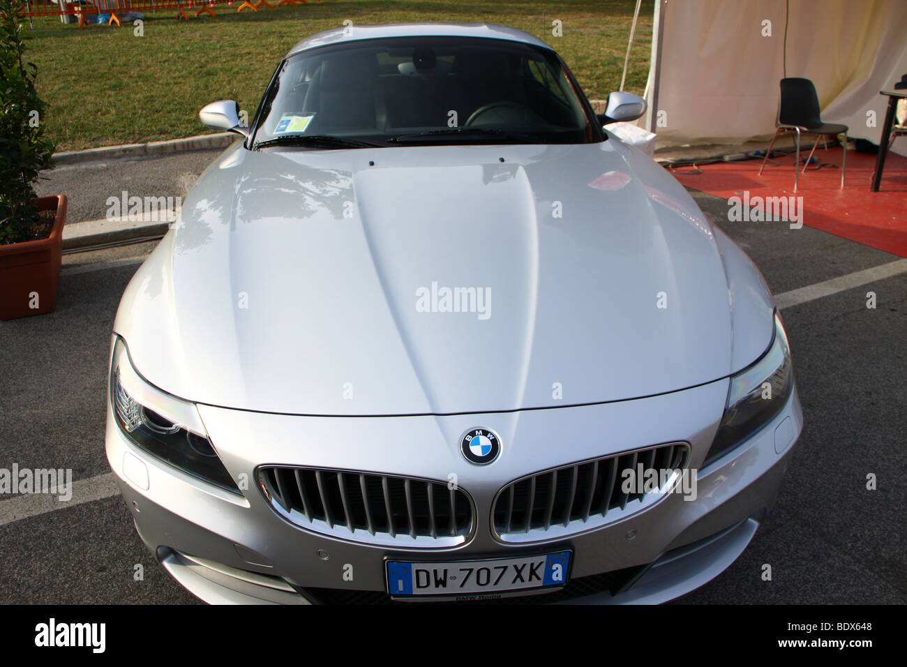 Vorderseite des einen silbernen BMW Z4 Stockfoto