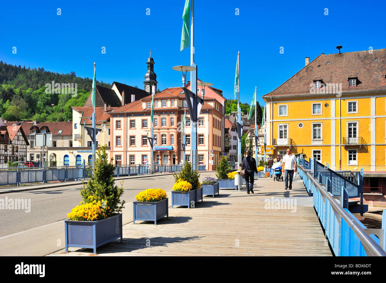 Stadtbruecke Stadtbrücke mit Sankt Jakobskirche St. James Church, Gernsbach, Murgtal, Schwarzwald, Baden-Württemberg, Deutschland Stockfoto