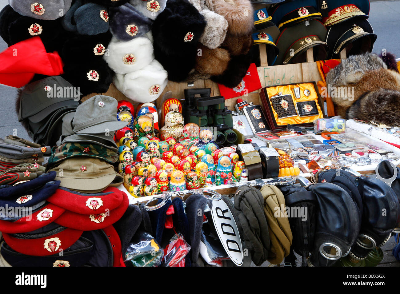 Souvenir-Stand, Checkpoint Charlie, ehemaliger Grenzübergang, Berlin, Deutschland, Europa Stockfoto