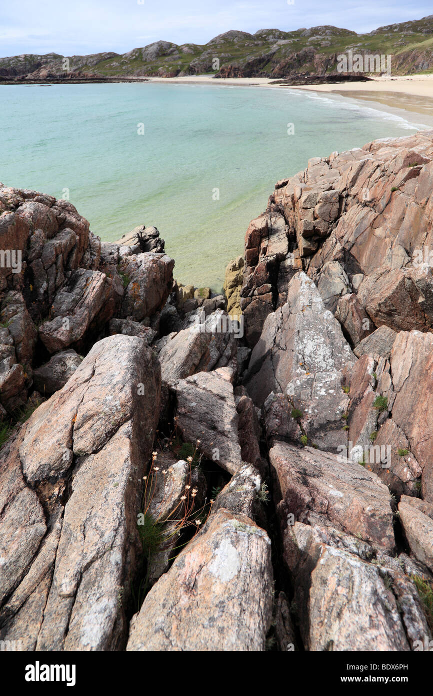 Auf den Felsen oberhalb Oldshoremore Strand in der Nähe von Kinlochbervie, Assynt, Sutherland Stockfoto