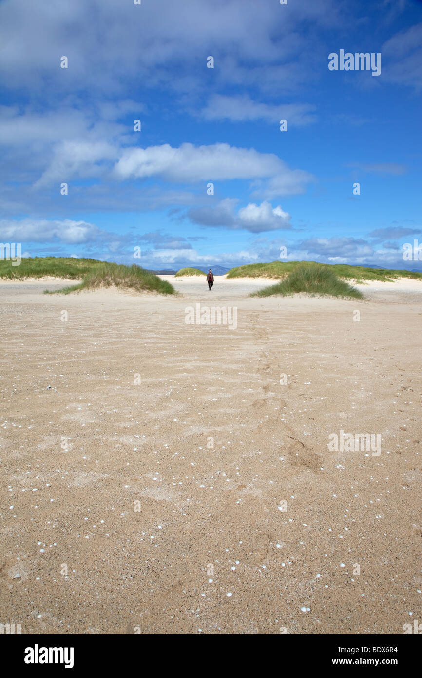 Mann zu Fuß in Sanddünen Scarista, Isle of Harris, äußeren Hebriden, Schottland Stockfoto