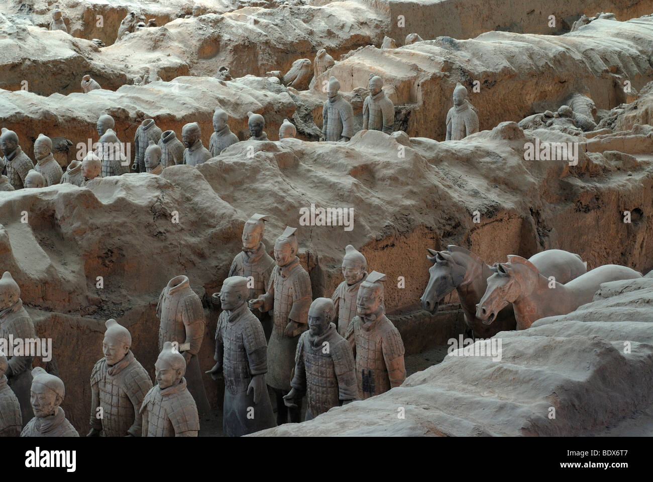 Terrakotta-Armee, Teil des Gräberfeldes, Halle 1, Mausoleum des 1. Kaisers Qin Shihuangdi in Xi ' an, Provinz Shaanxi, China Stockfoto