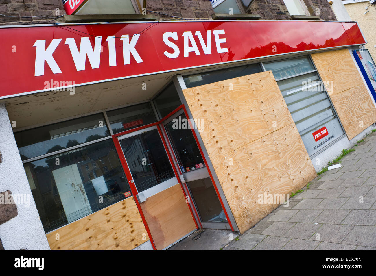 Geschlossene und bestiegen, KWIK speichern Store auf Haupteinkaufsstraße in Risca South Wales UK Stockfoto