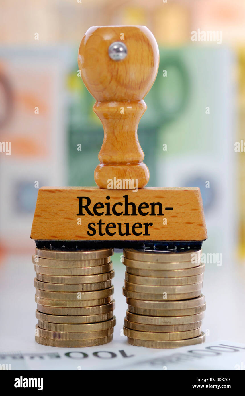 Stempel mit der Aufschrift "Reichensteuer", Deutsch "besteuert die reichen" Stockfoto