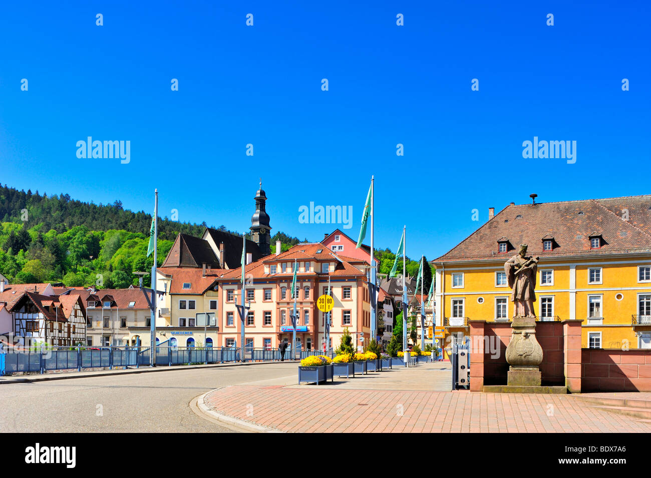 Stadtbruecke Stadtbrücke mit Sankt Jakobskirche St. James Church, Gernsbach, Murgtal, Schwarzwald, Baden-Württemberg, Deutschland Stockfoto