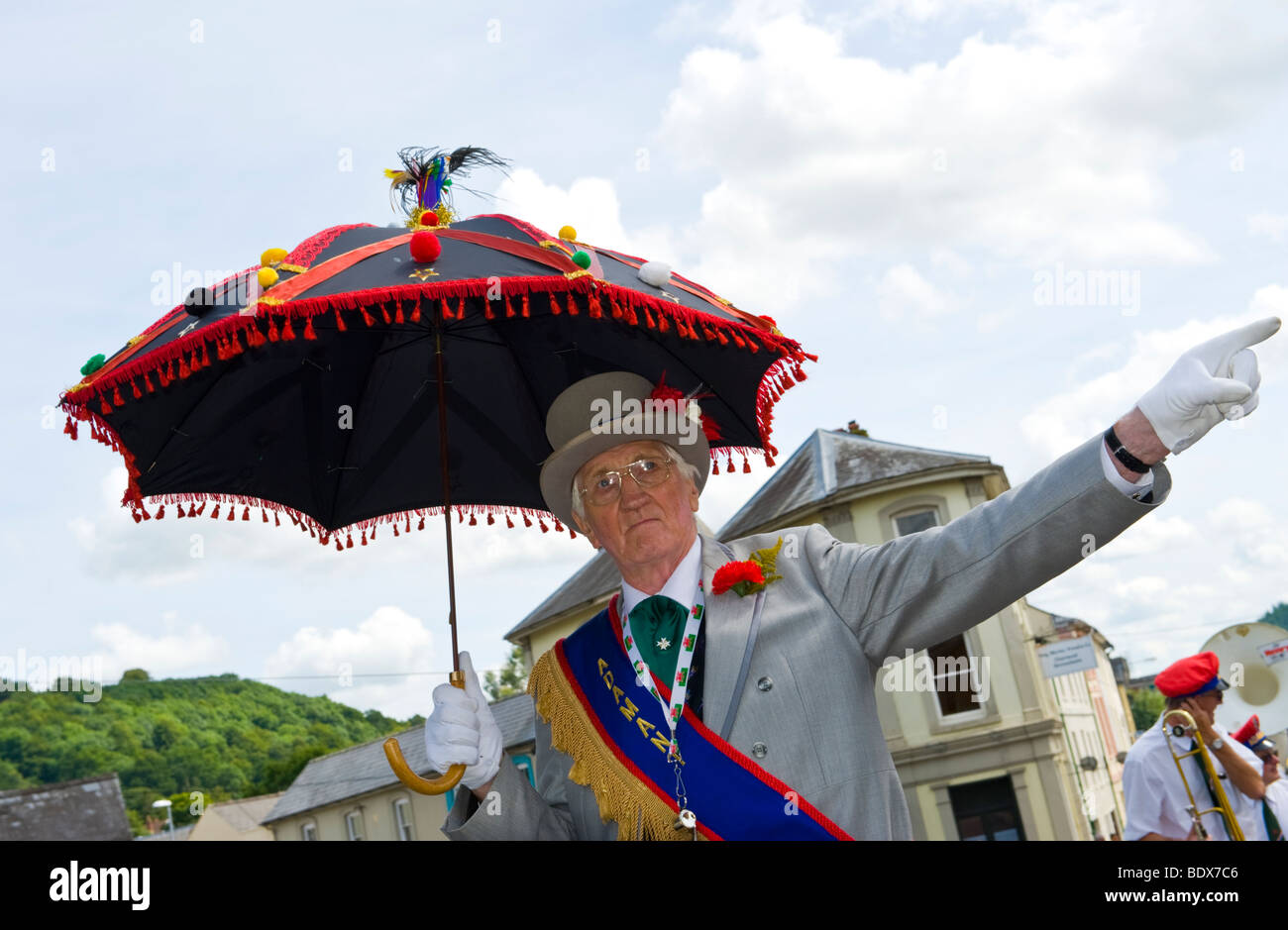 Unnachgiebig Marching Jazz Band-Parade durch die Straßen in Brecon Jazz Festival UK Stockfoto