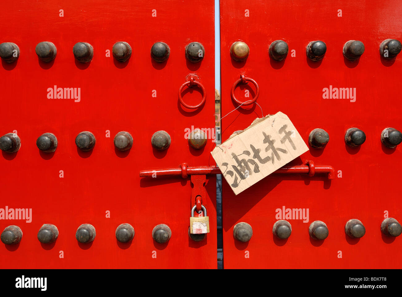 Frisch gestrichen, chinesische Gateway mit einem neuen Anstrich von roter Farbe, Verbotene Stadt, Kaiserpalast, Peking, China, Asien Stockfoto