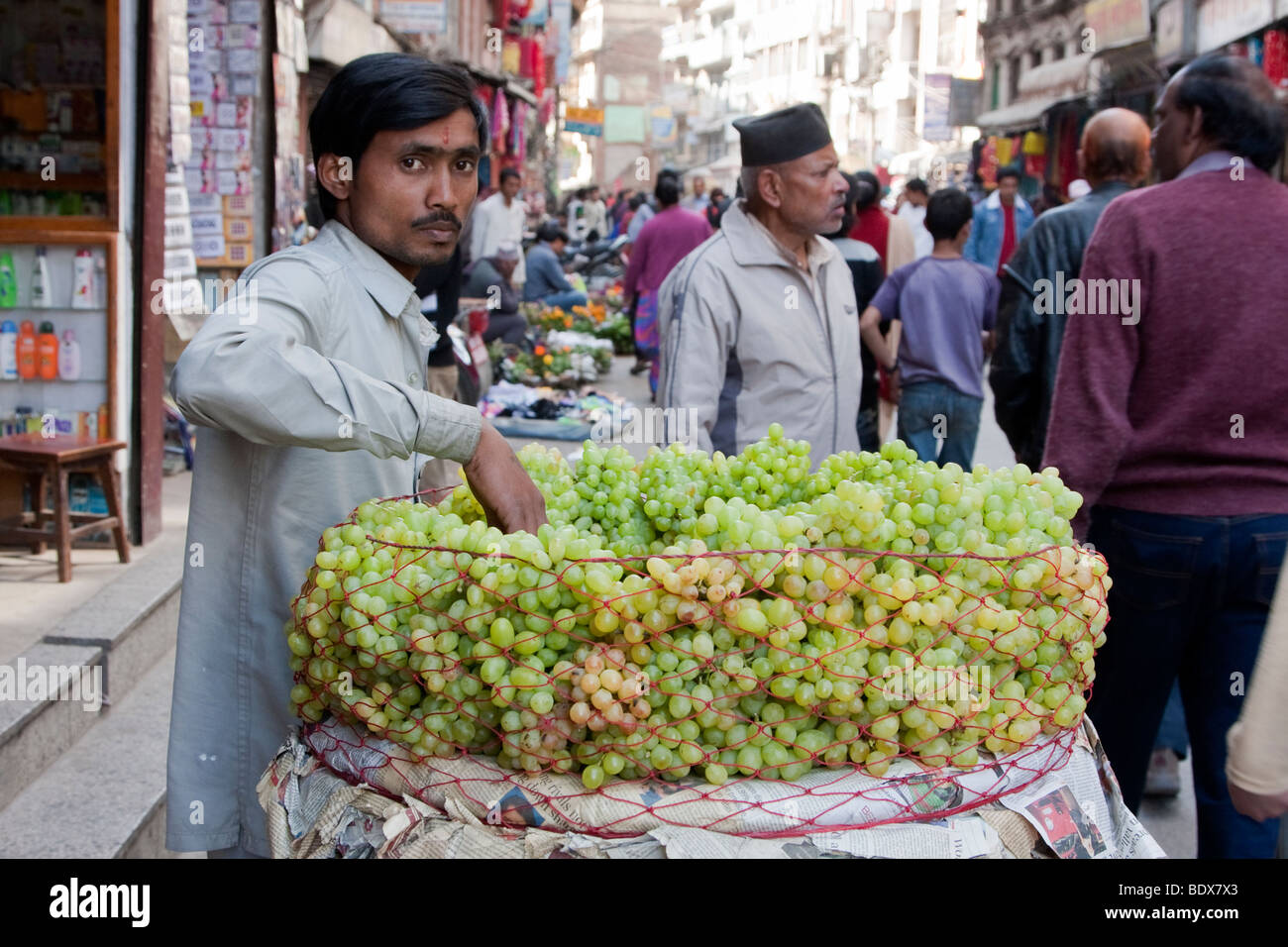 Kathmandu, Nepal. Traube Lieferanten, die Innenstadt von Kathmandu. Stockfoto