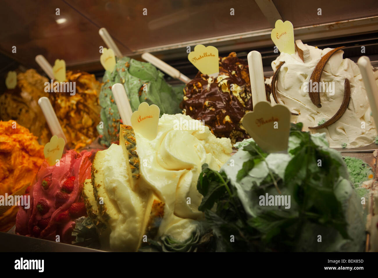 Italienische Gelateria Eisdiele (mehrere bunt sortierten Aromen) im Fenster anzeigen, Florenz, Toskana, Italien, Europa, EU Stockfoto