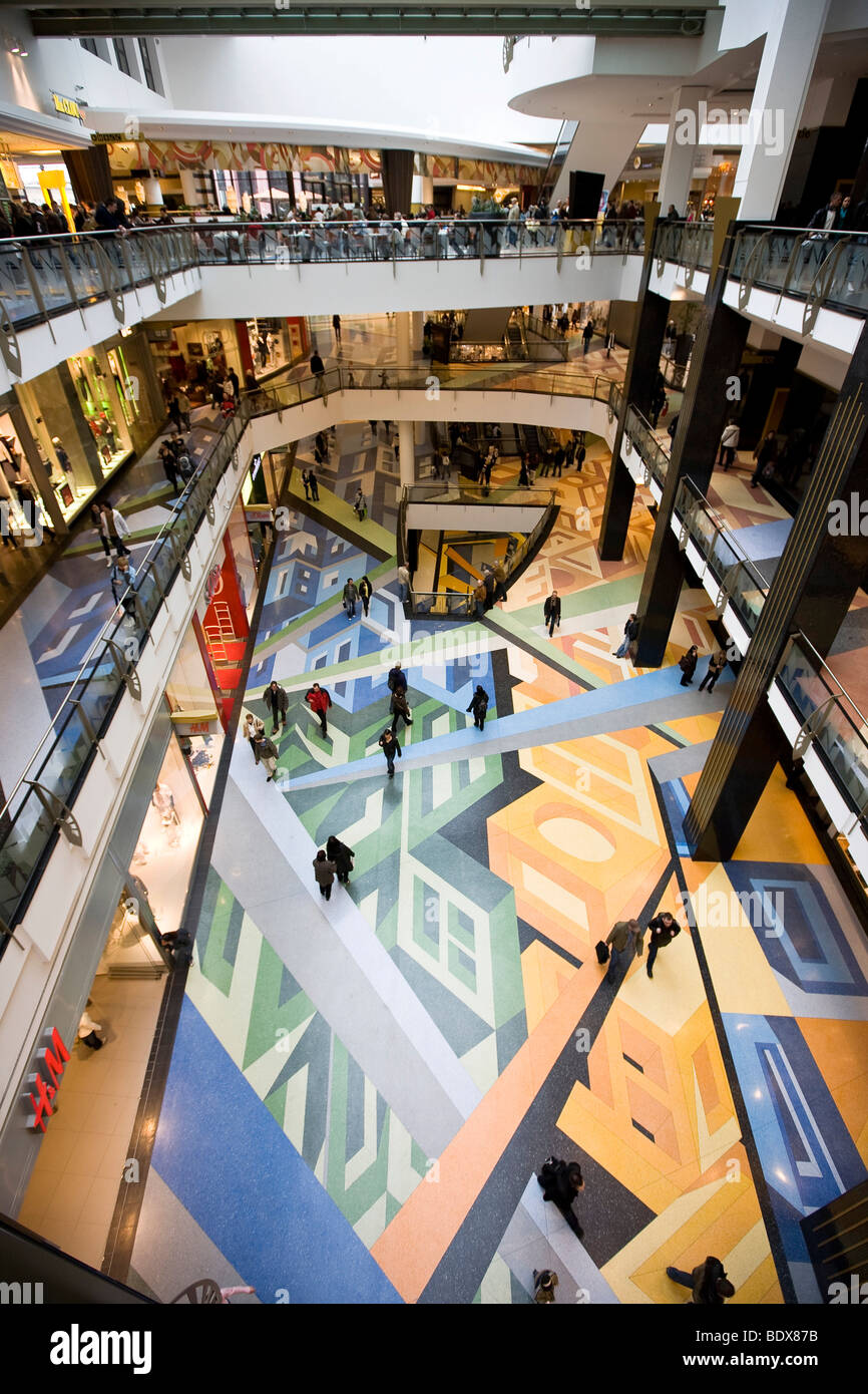 Mehrstöckiges Einkaufszentrum geschmückt mit bunten Böden, Alexa Shopping Center, Berlin, Deutschland, Europa Stockfoto