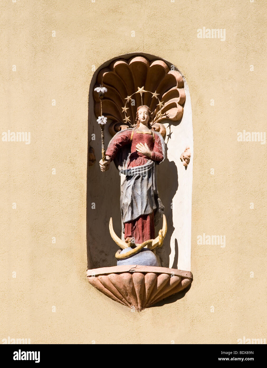 Heiligen Figur an einer Hausfassade in Bad Radkersburg, Steiermark, Österreich, Europa Stockfoto