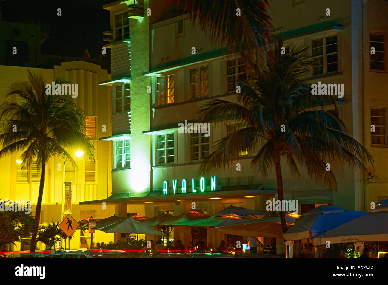 Blick auf das Avalon Hotel beleuchtet in der Nacht, Ocean Boulevard, Miami Beach, Florida Stockfoto