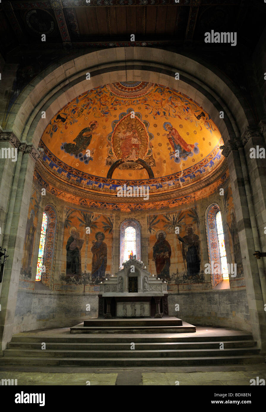 Innenaufnahme der St. Johanniskirche, St. Johanniskirche, Neo-romanischen Stil, Chorraum, Wandmalereien von Carl Dehner, Schwaebisch Gmuend, Stockfoto