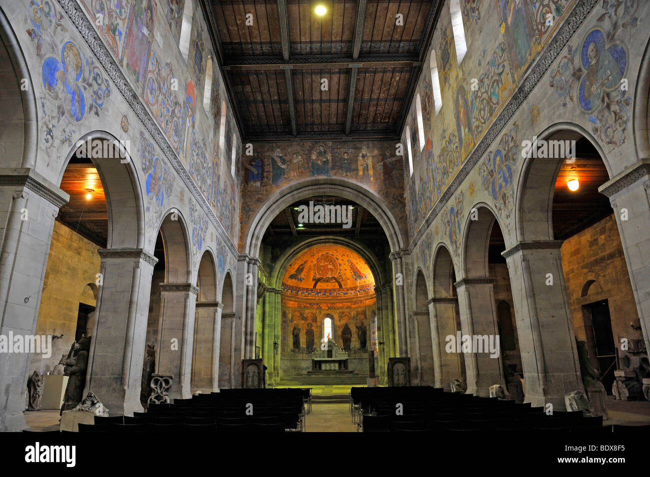 Innenaufnahme der St. Johanniskirche, St. Johanniskirche, Neo-romanischen Stil, Chorraum, Wandmalereien von Carl Dehner, Schwaebisch Gmuend, Stockfoto