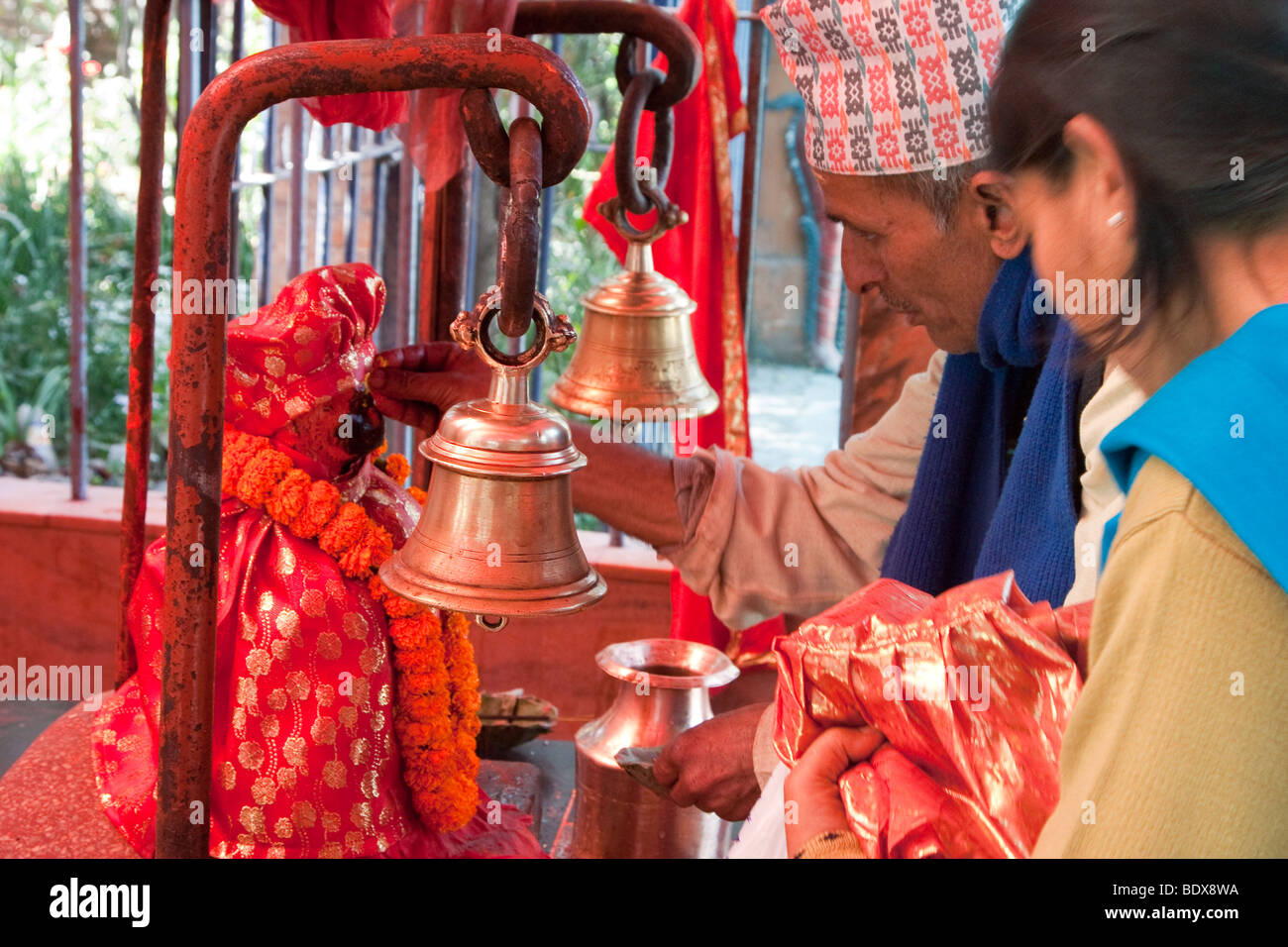 Kathmandu, Nepal. Hindupriester Statue der Hindu-Gott Hanuman in einem Tempel der Nachbarschaft Sindur Pulver zuweisen. Stockfoto