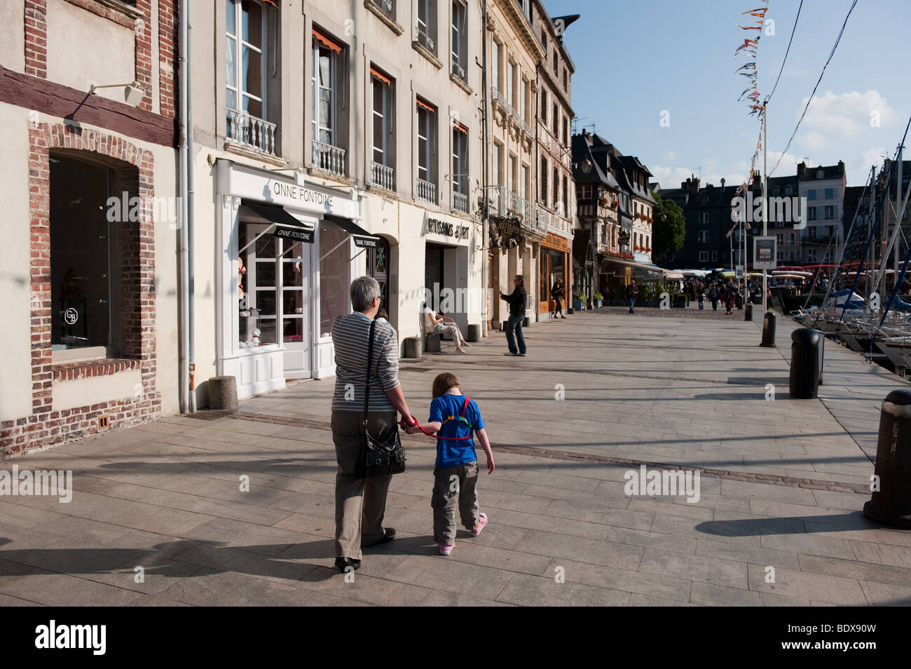 Ein Spaziergang auf St. Etienne Kai, Honfleur Normandie Frankreich in der Abendsonne Stockfoto