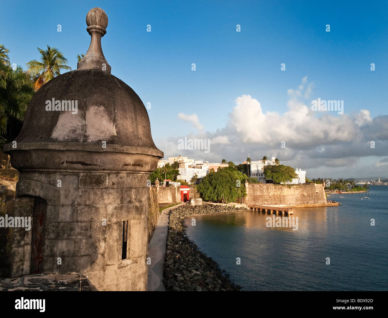 Old San Juan Stadtmauer und Tor, Bucht von San Juan, Puerto Rico Stockfoto