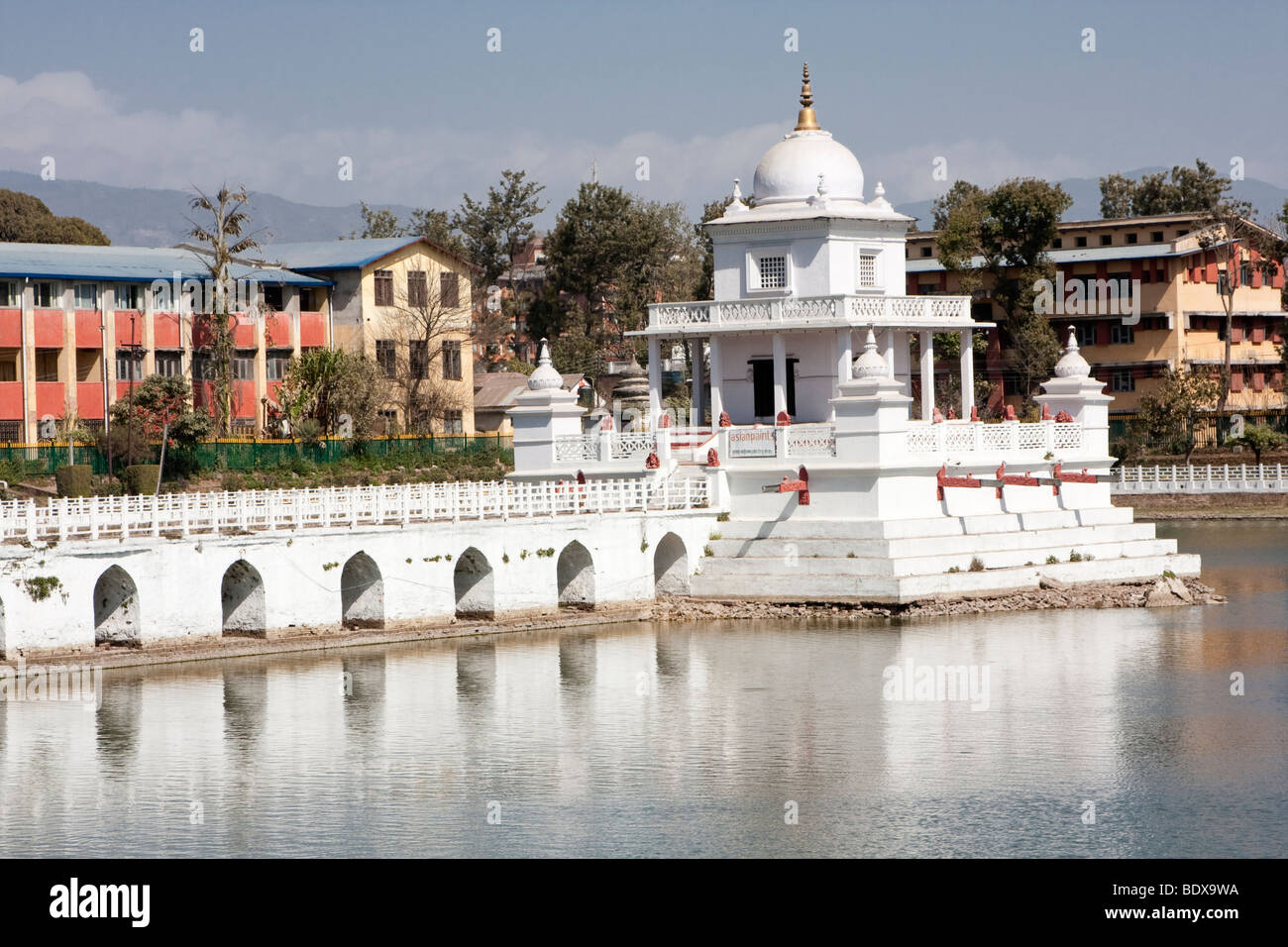 Kathmandu, Nepal. Rani Pokhari, die Königin Teich mit Schrein zu Shiva