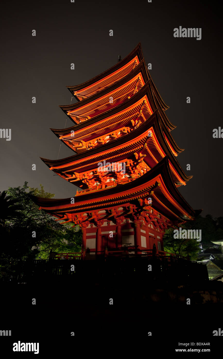 Fünfstöckige Pagode in Miyajima Japan in der Nacht - nur zu redaktionellen Zwecken. Stockfoto