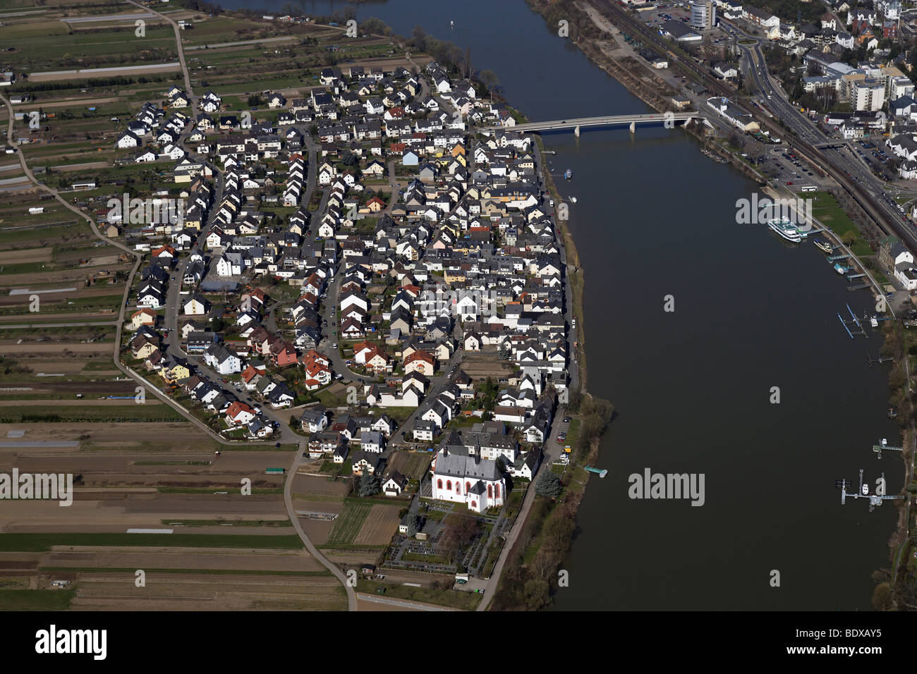 Luftaufnahme, gelegen Dorf Niederwerth auf einer Insel im Fluss Rhein, Rheinland-Pfalz, Deutschland, Europa Stockfoto