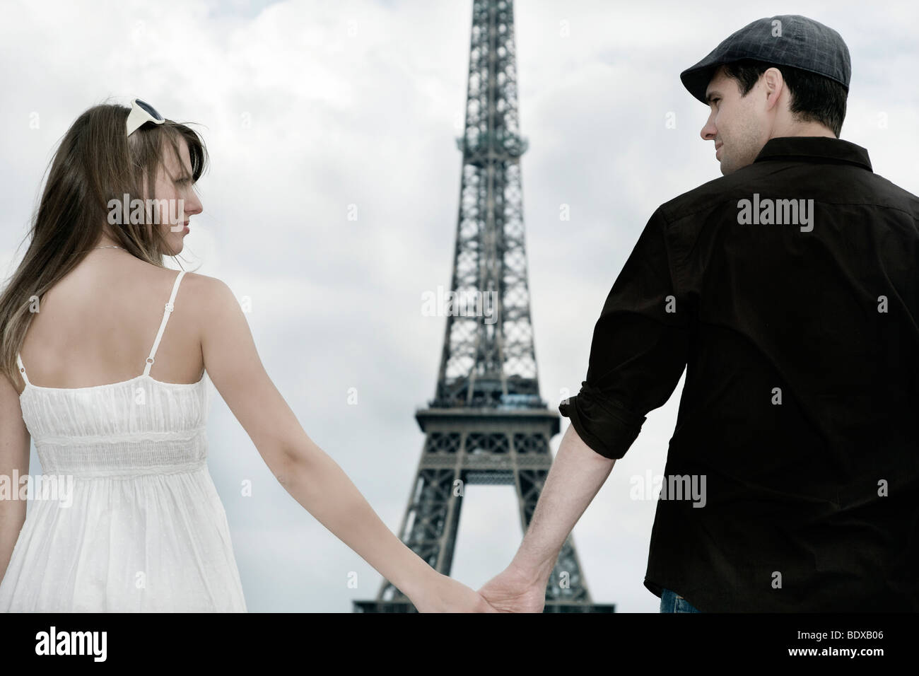 Junges Paar Hand in Hand vor dem Eiffelturm, Paris, Frankreich, Europa Stockfoto