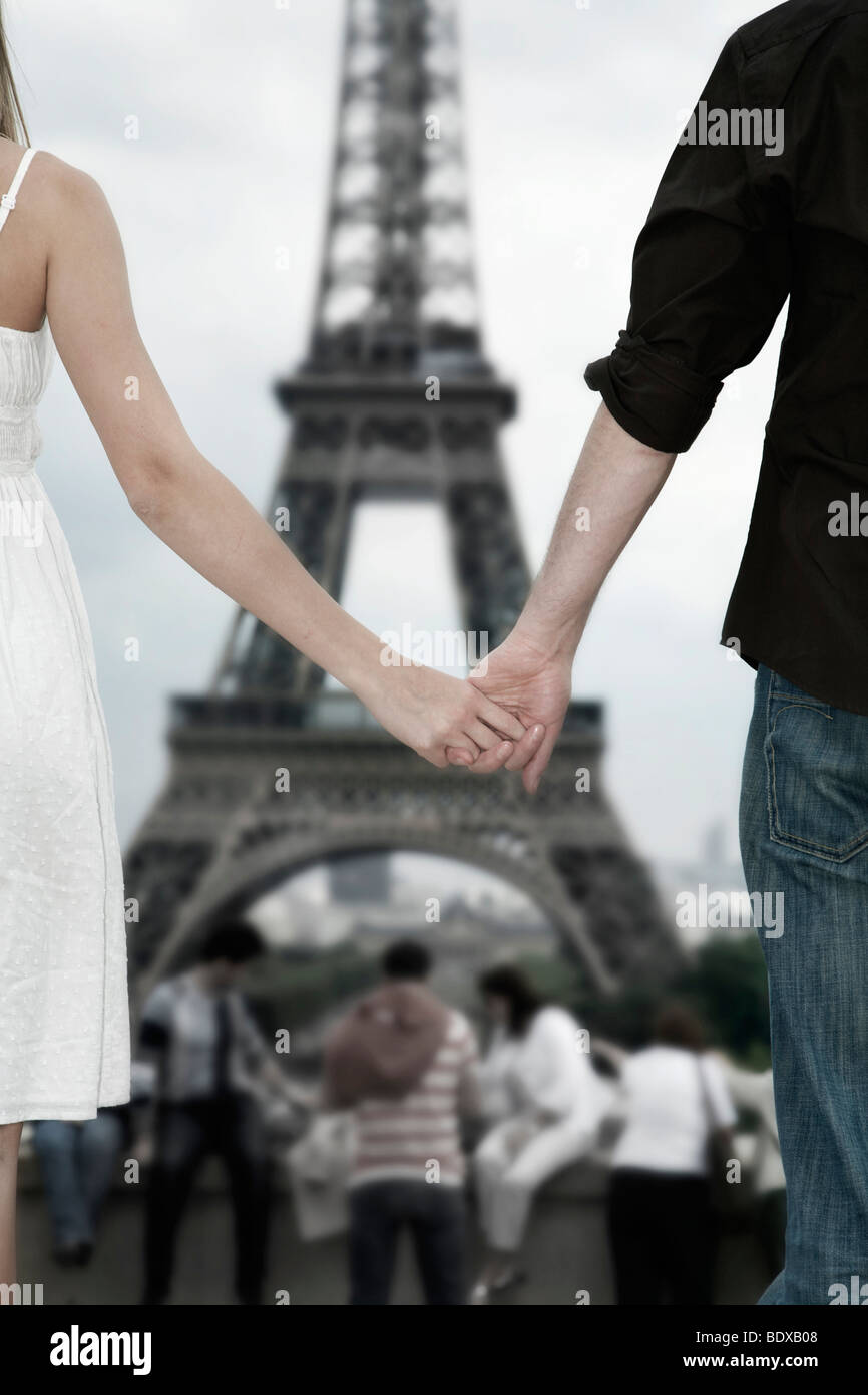 Junges Paar Hand in Hand vor dem Eiffelturm, Paris, Frankreich, Europa Stockfoto