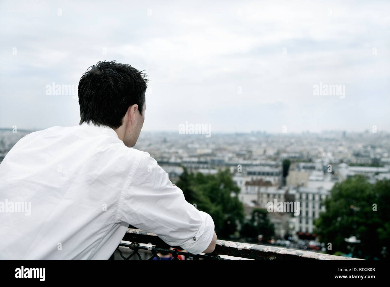 Junger Mann mit Blick auf Paris, Frankreich, Europa Stockfoto