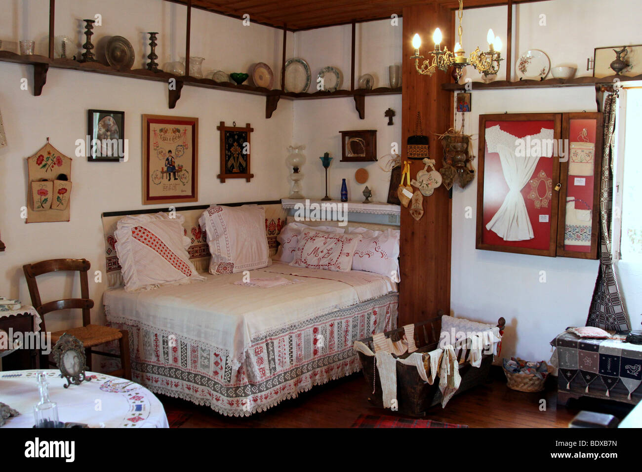 Das schöne Zimmer, Hochzeit, Freilichtmuseum Lychnostatis, Museum der traditionellen kretischen Leben, Hersonissos, Kreta, Griechenland, Europa Stockfoto