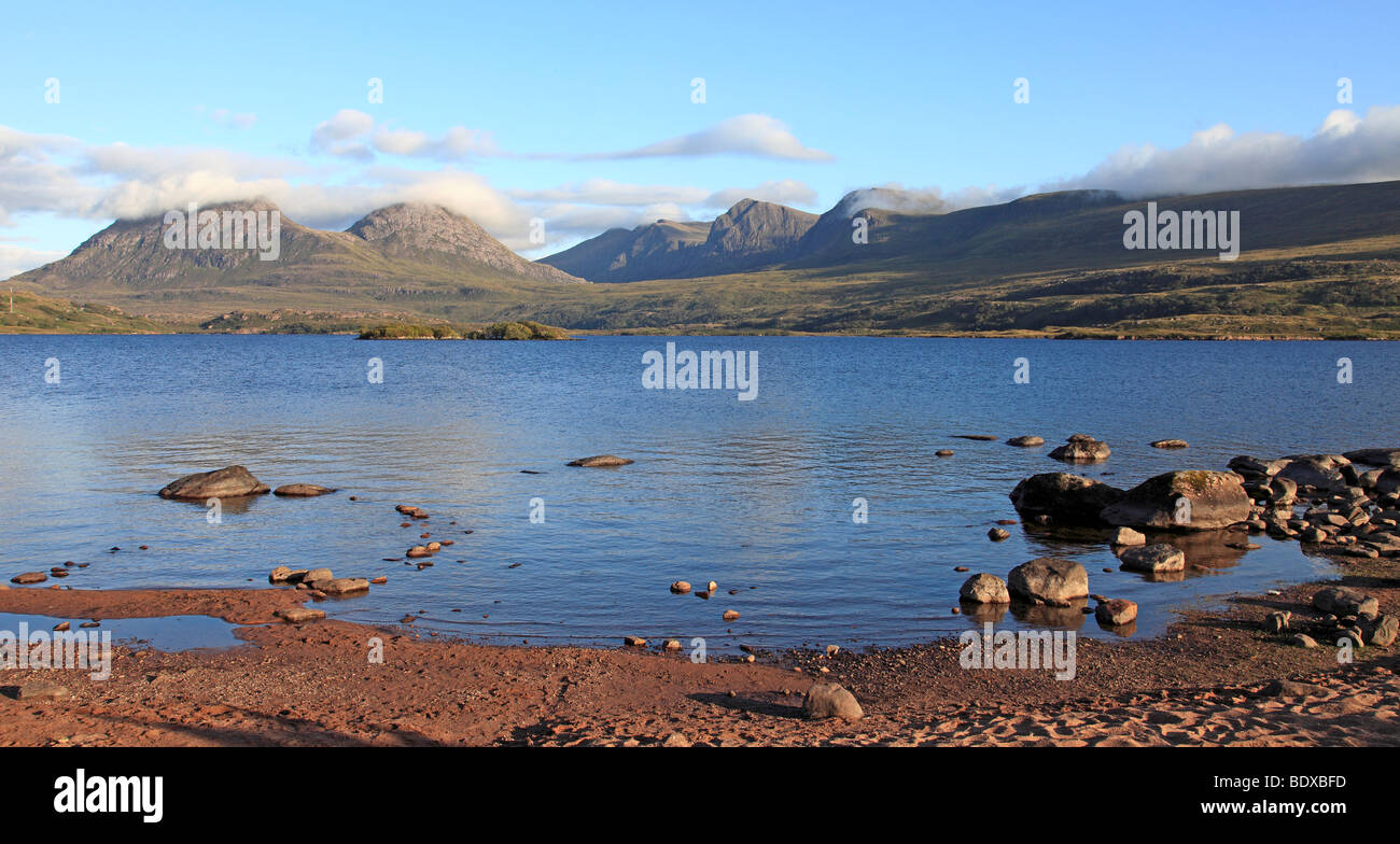 Blick auf Ben More im goldenen Abendlicht am Loch Lurgainn, in der Nähe von Achiltibuie, Coigach, Ross-Shire, Scotland Stockfoto