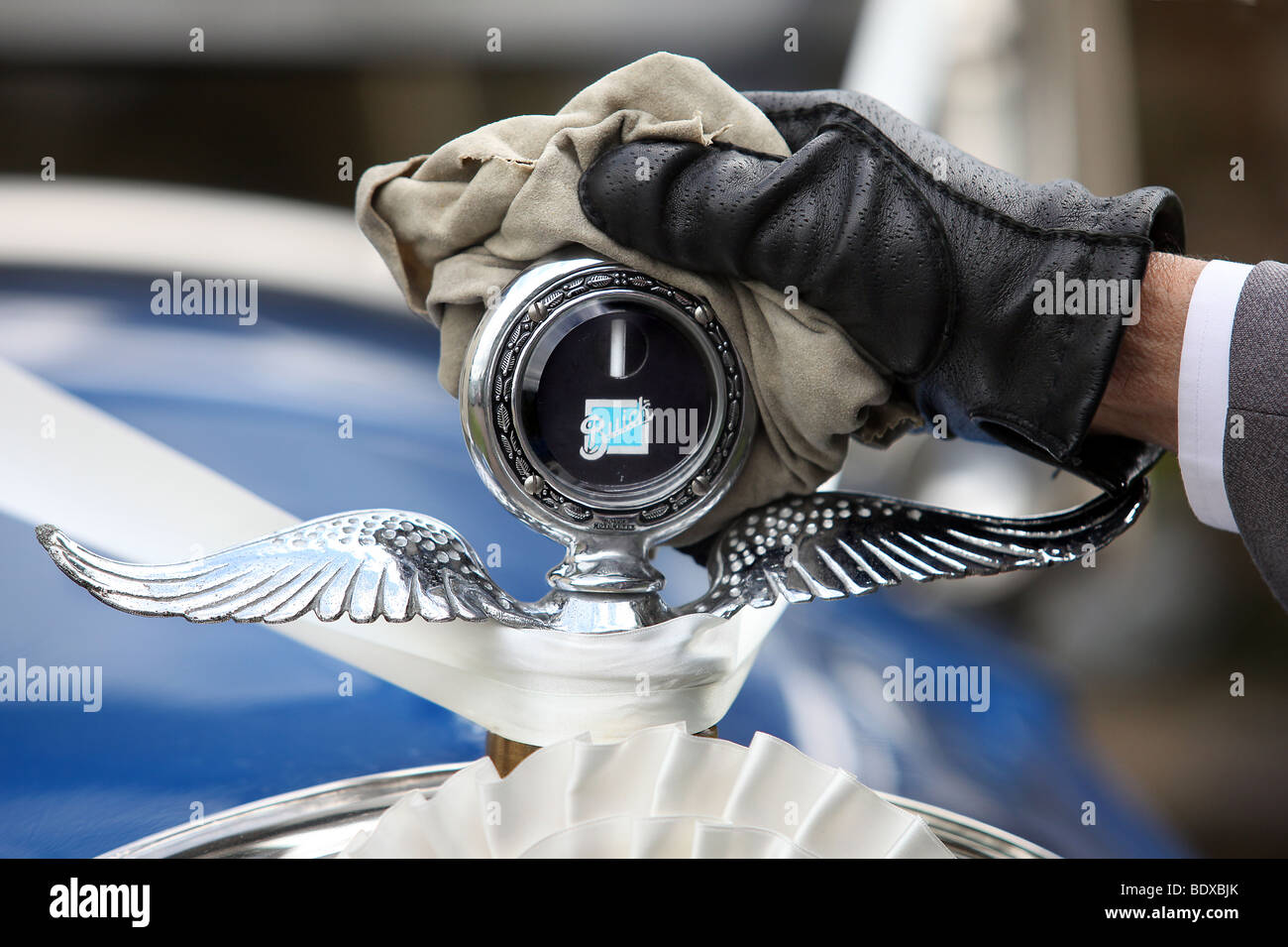 Bild von Mark Passmore / www.markpassmore.com. 29.08.2009. Ein Fahrer buffs die Buick-Symbol auf einem Oldtimer Hochzeitsauto. Stockfoto