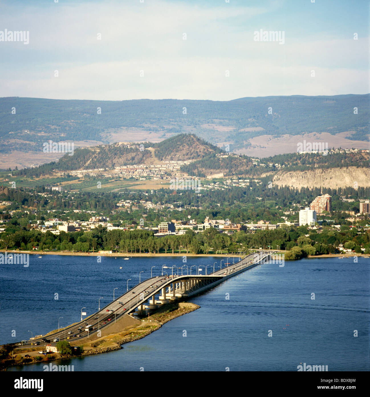 Kelowna, BC, Okanagan See und Tal, British Columbia, Kanada - Luftaufnahme, William R. Bennett Brückenneubau, Highway 97, Stadt Stockfoto