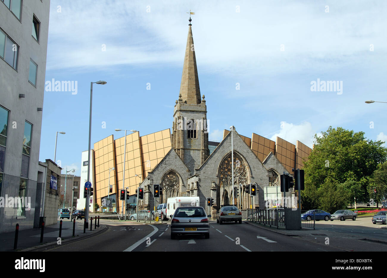 Stadtzentrum von Plymouth Devon England UK modernes Einkaufszentrum und ein Krieg beschädigte Kirche Charles Cross Stockfoto
