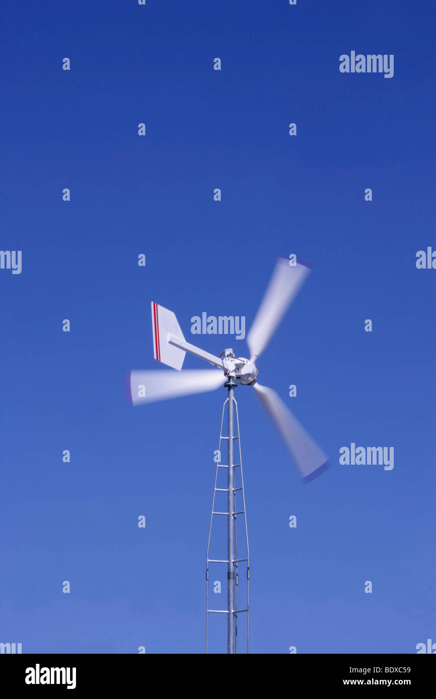 Drehenden Windmühle erzeugt Strom Stockfoto