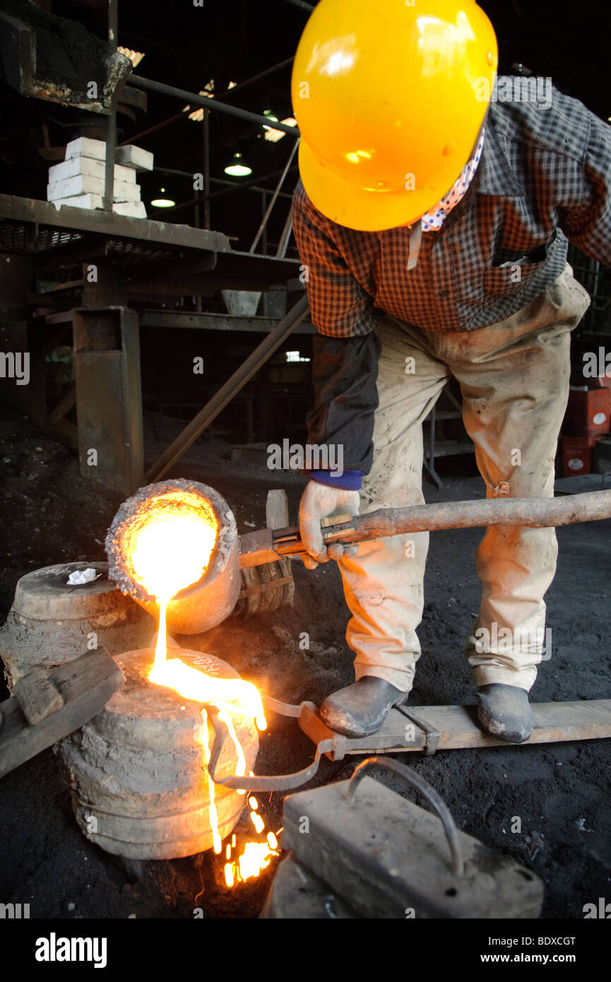 Füllen eine Besetzung mit geschmolzenem Eisen, Oigen "Nambu Tekki" Eisenwaren Gießerei, Esashi, Iwate Präfektur, Japan, 28. August 2008. Stockfoto