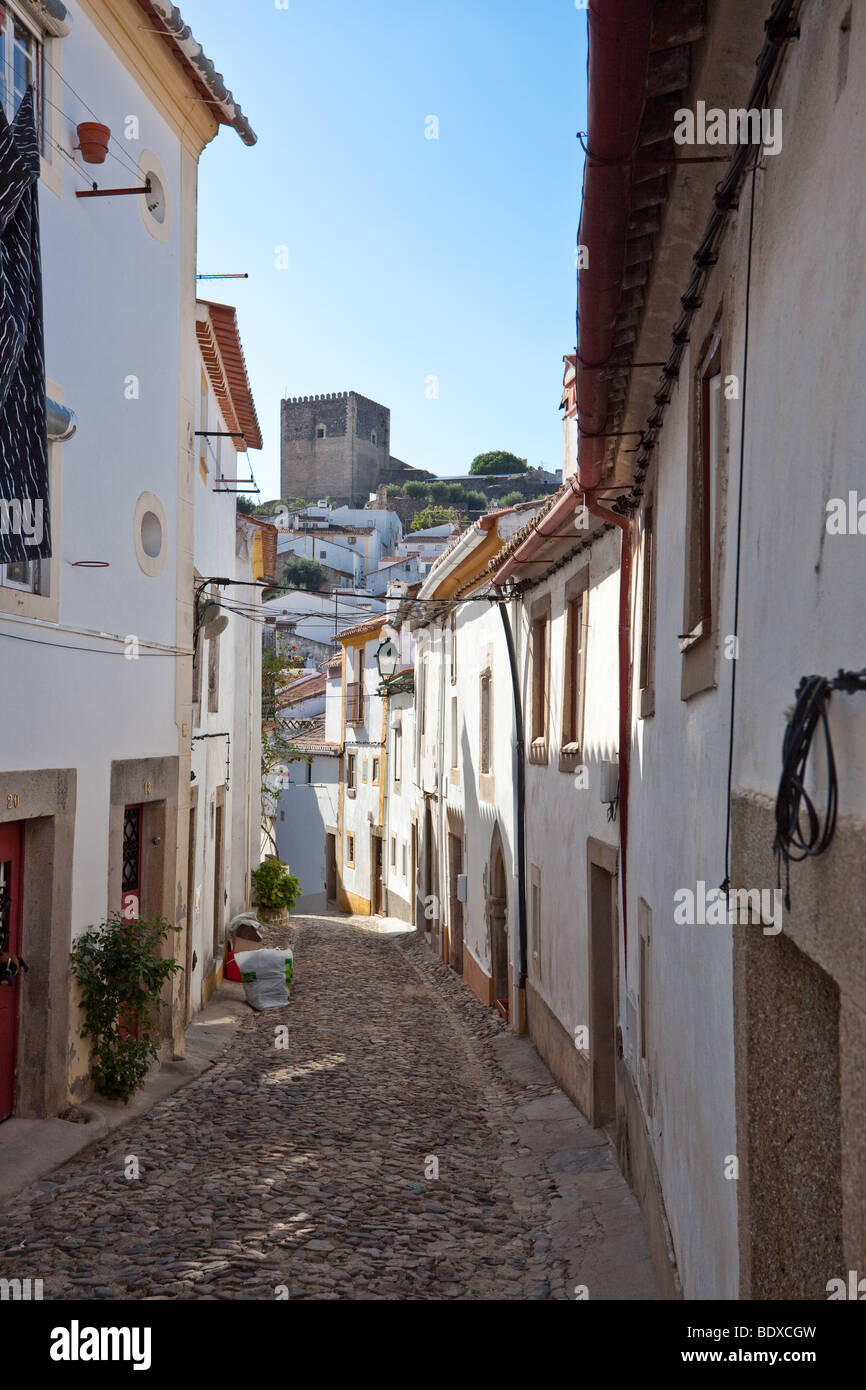 Mittelalterliche Straße in Castelo de Vide, Alentejo, Portugal. Diese Straße führt zum Schloss. Stockfoto