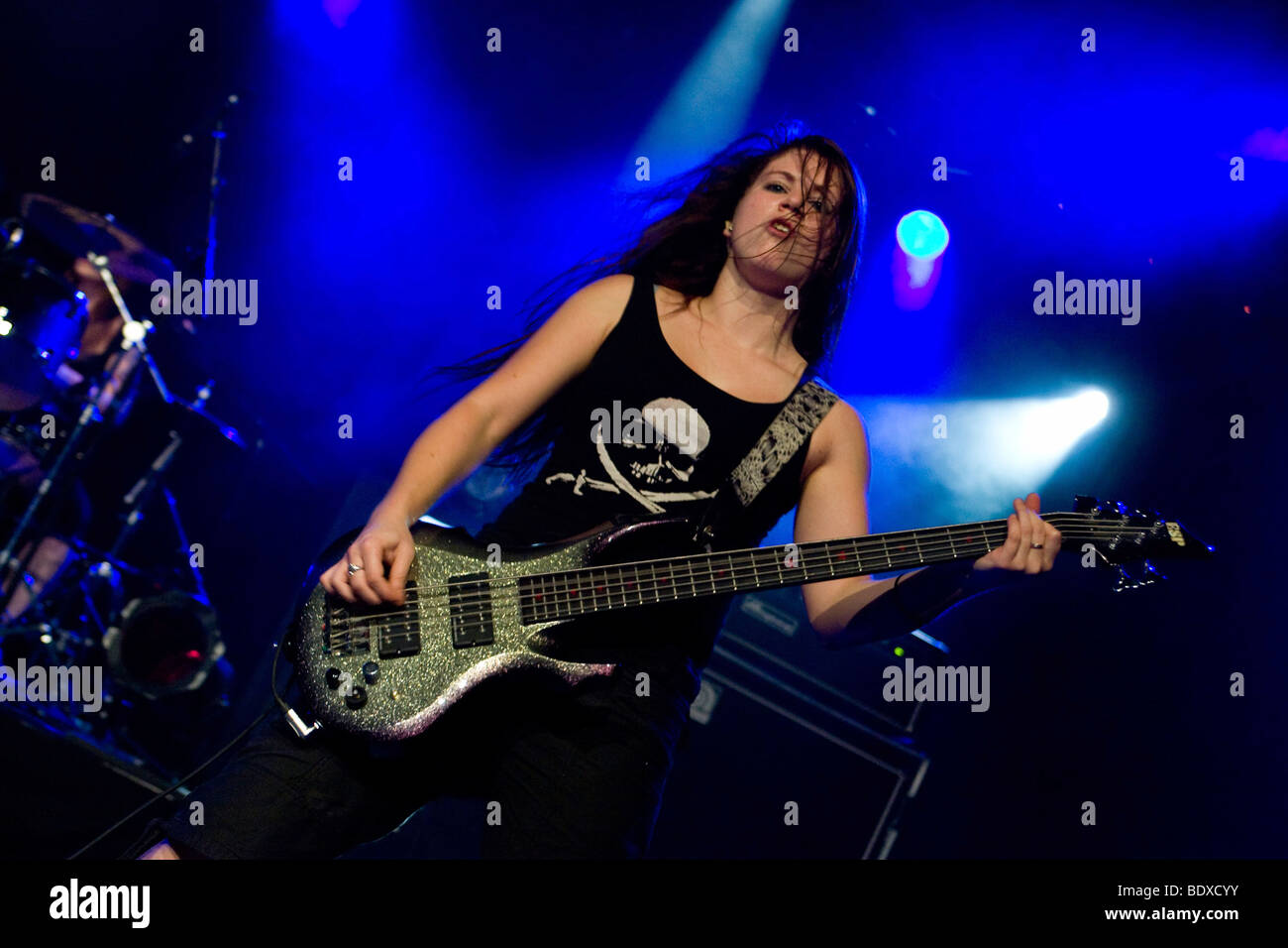 Trish Doan, Bassist der kanadischen weiblichen Metal-Rock-Band Kittie, die live im Schueuer Konzerthaus, Luzern, Schweiz Stockfoto