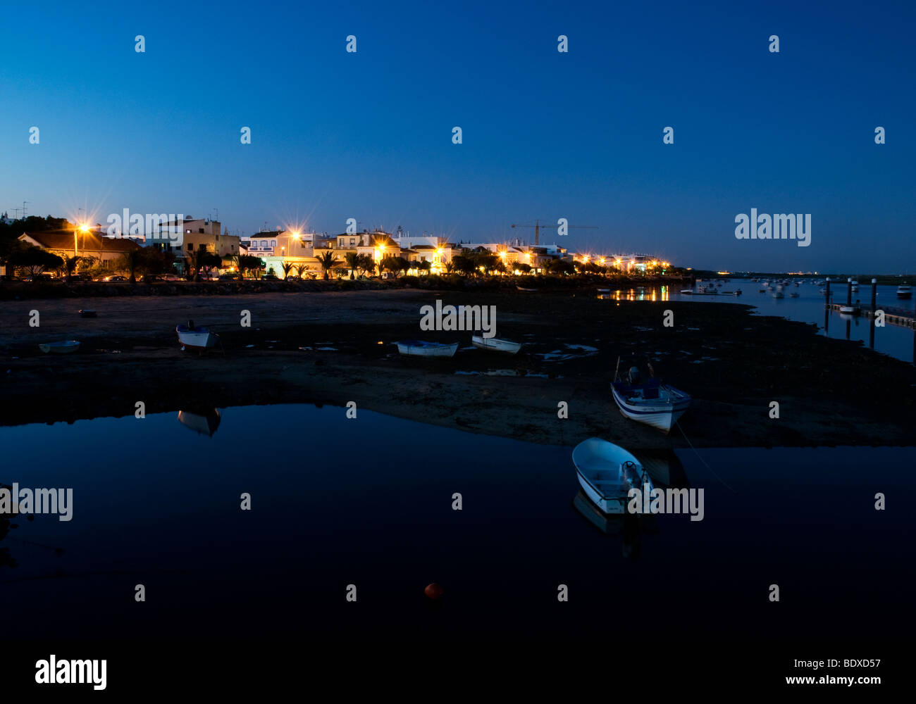Abenddämmerung über Cabanas, ein attraktiv niedrigen wichtiger Ferienort an Portugals Algarve Ostküste Stockfoto