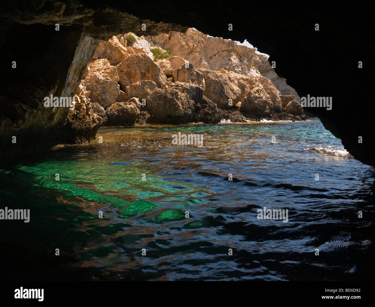 Blick aus einem der vielen Grotten östlich von Ayia Napa, Zypern. Stockfoto