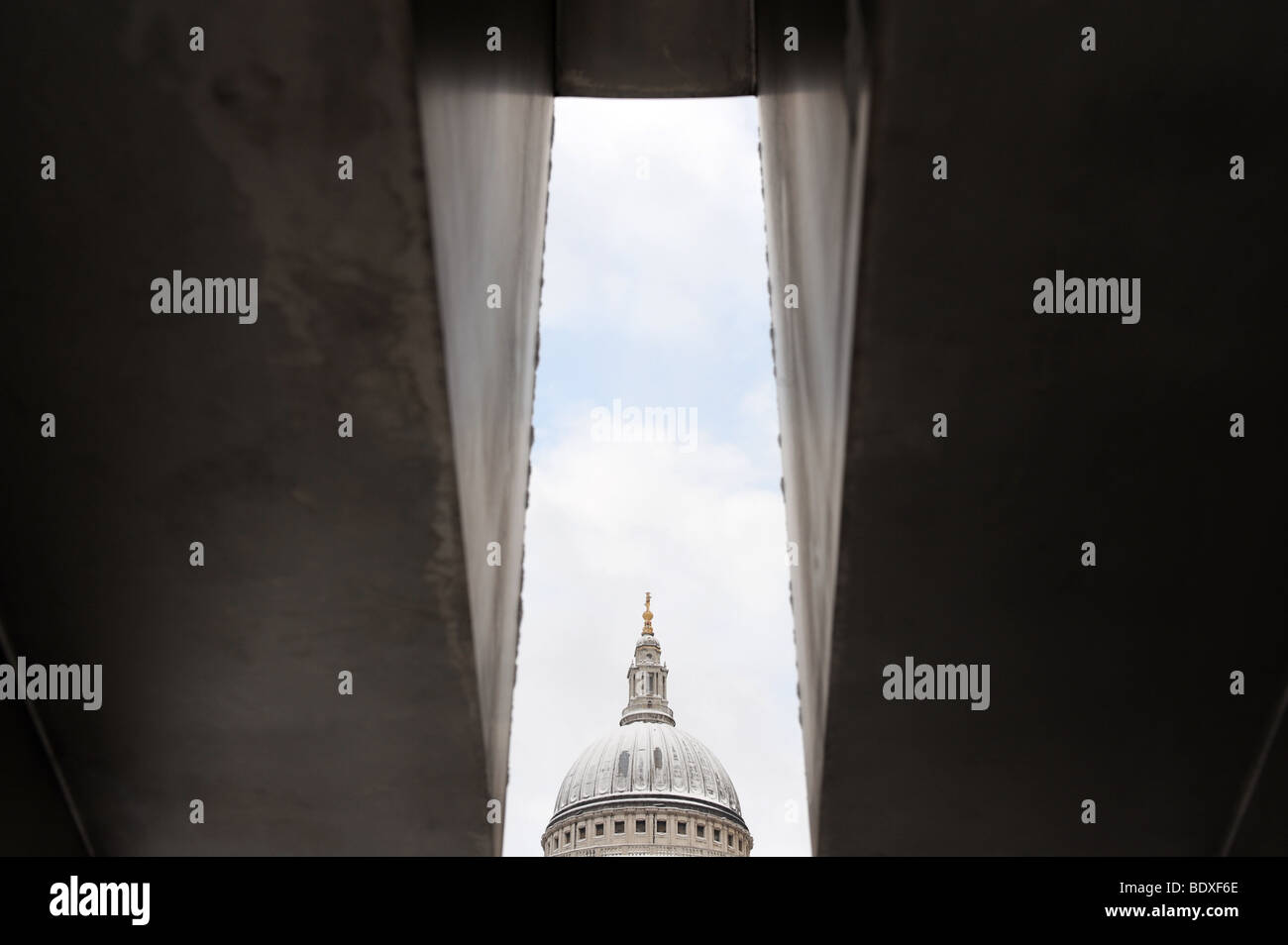 St. Pauls Cathedral, London, unter HSBC Tore Skulptur auf Peter Hügel aus gesehen. Stockfoto