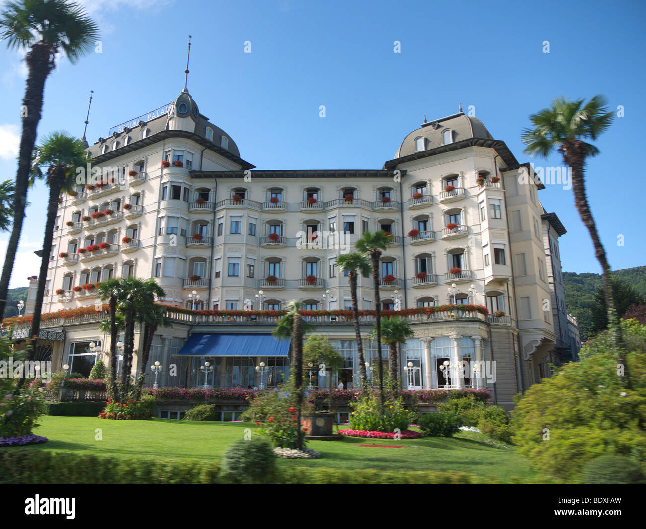 Der Eingang des Grand Hotel Regina Palace eines der Seepromenade Hotels