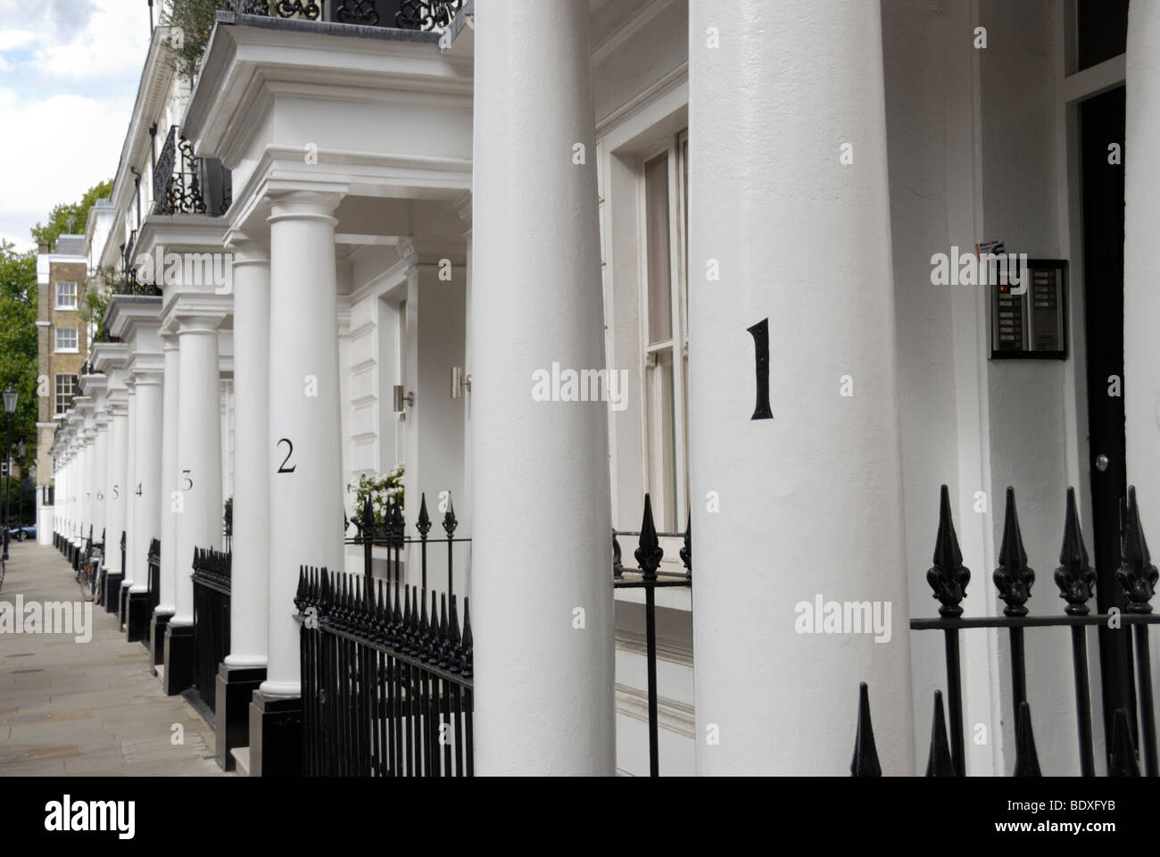 Nummerierte weißen Steinsäulen in Neville Street, Chelsea, London, England, UK Stockfoto