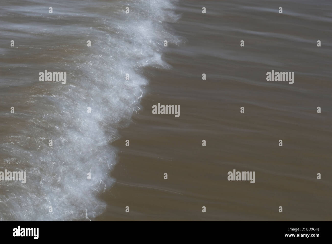 Eine verschiebbare Aufnahme einer eingehenden Welle. Fotografiert in Costa Rica. Stockfoto