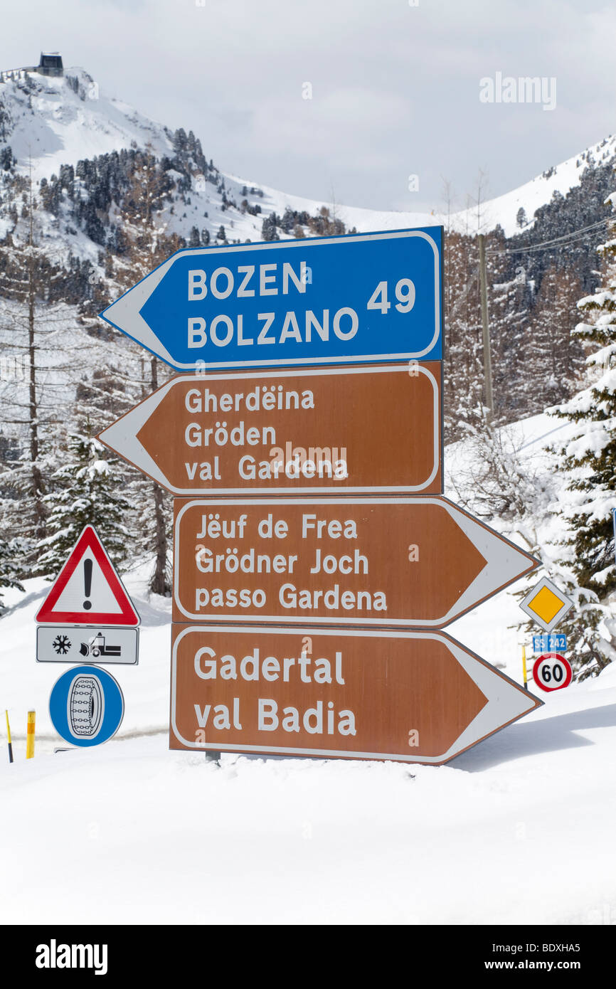 Verkehrszeichen auf einer Bergstraße vor Langkofel Berg, Val Gardena, Dolomiten, Südtirol, Trentino-Südtirol, Italien Stockfoto