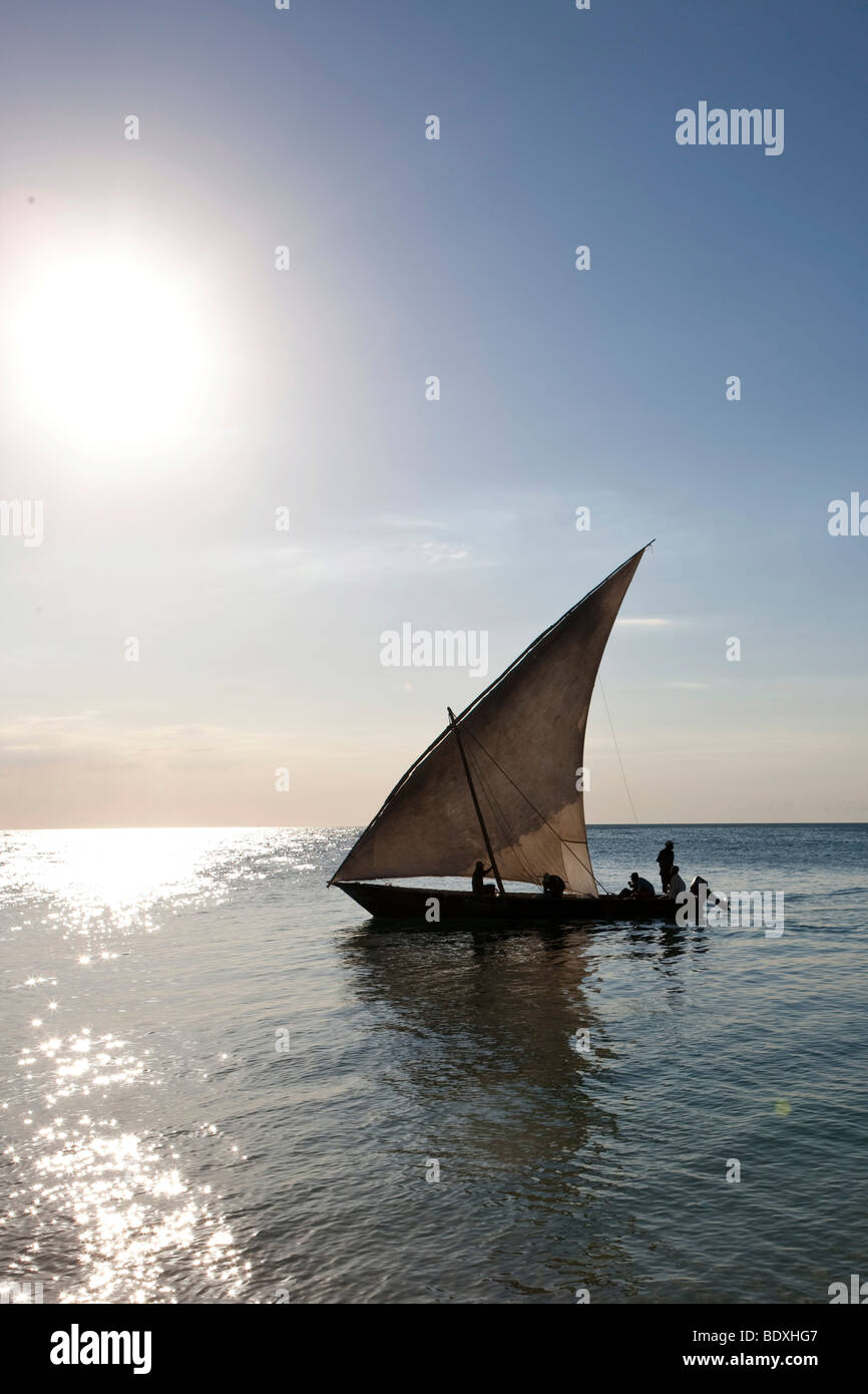 Arabische Dhau an der Küste vor Stonetown, Sansibar, Tansania, Afrika Stockfoto