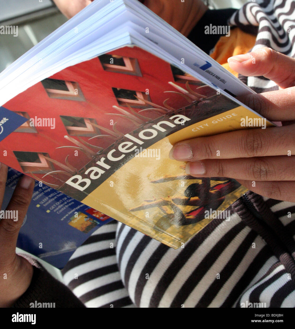 Frauen lesen Lonely Planet Barcelona Stockfoto