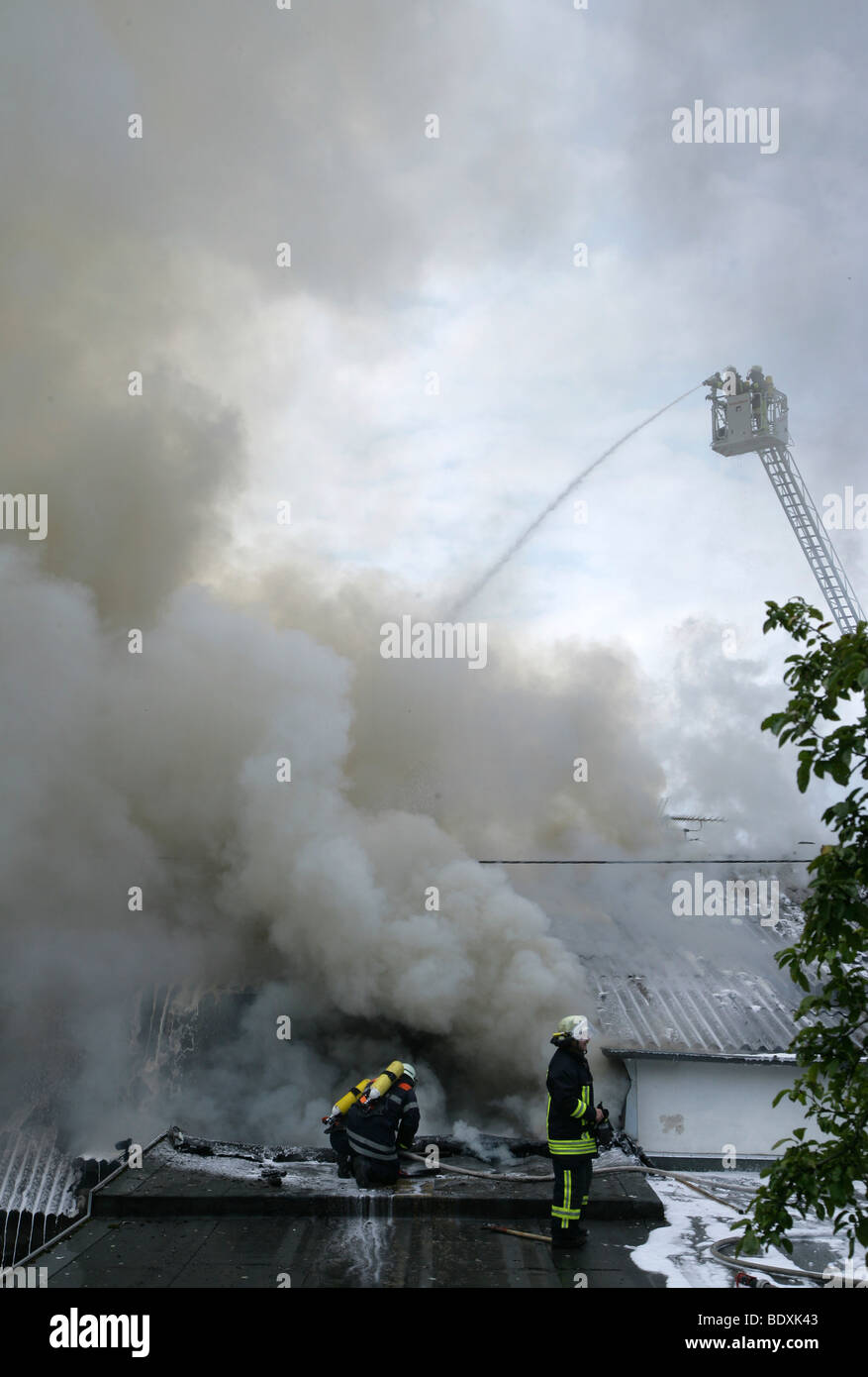 Feuerwehrleute kämpfen ein loderndes Feuer auf einen Fitnessraum und ein Restaurant im Stadtteil Arzheim, Koblenz, Rheinland-Pfalz, Deutschland, Euro Stockfoto