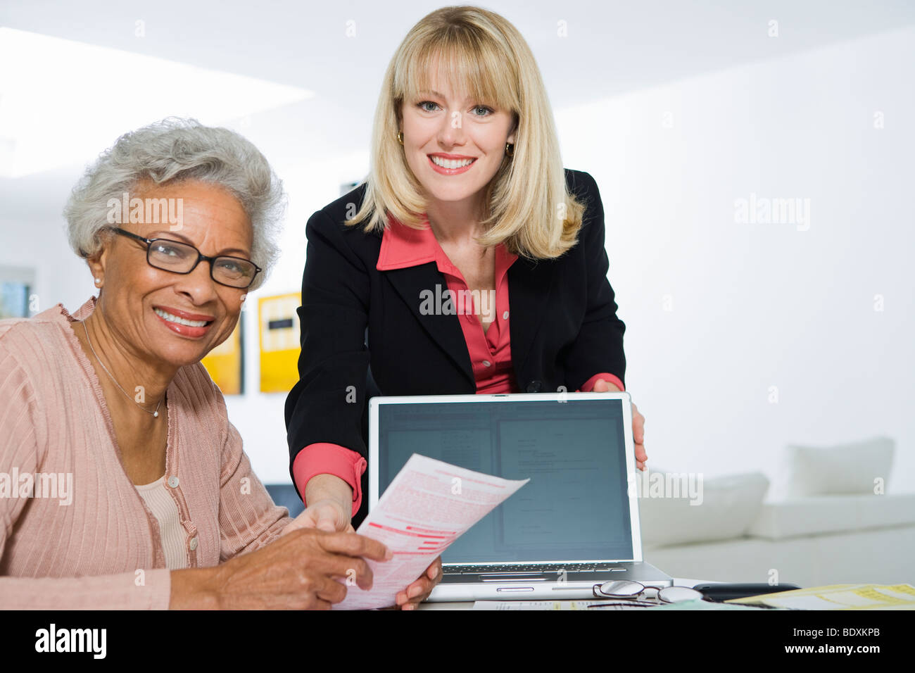 Finanzberater unterstützen Senior Woman Stockfoto