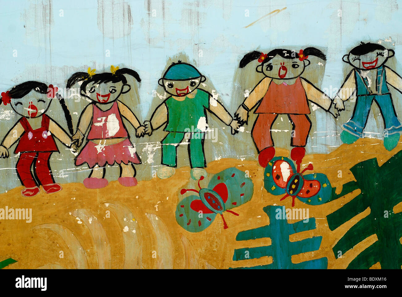 Malerei auf einem chinesischen Kindergarten Kinder halten die Hände und freuen uns, Jinghong, Yunnan, China, Asien Stockfoto