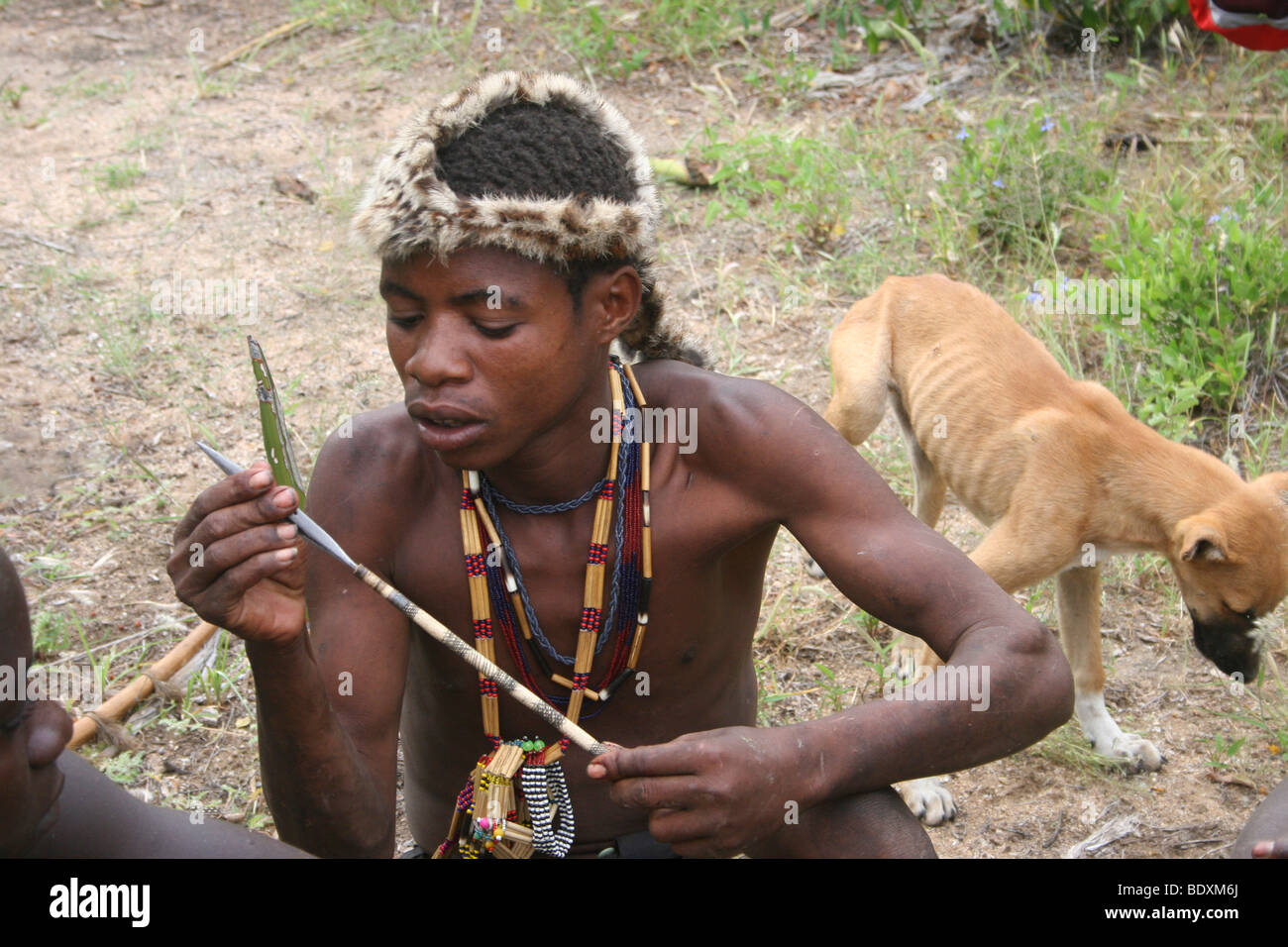 Afrika, Tansania, Lake Eyasi, Hadza Männer bereitet die Pfeile vor einem Jagdausflug Stockfoto