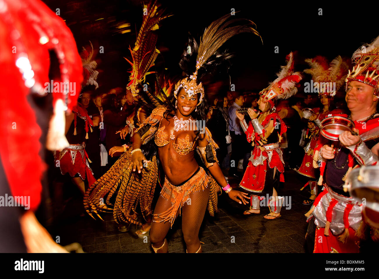 Frau trägt Karnevalskostüm in einer parade Stockfoto